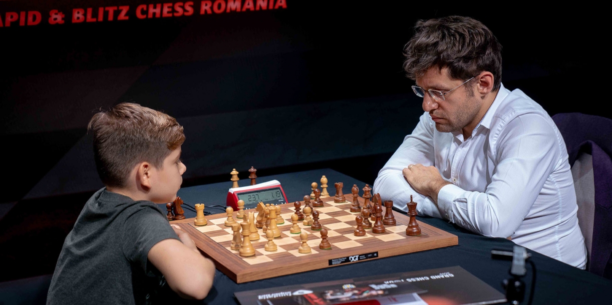 Garry Kasparov ține o lecție de șah pentru copii, în deschiderea turneului de șah Superbet Chess Classic Romania 2021